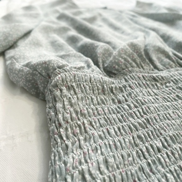 NWOT KAYLA'S ARMOIRE BLUE WHITE FLORAL SMOCKED RUFFLE TIE CUFF DRESS - L - Picture 7 of 8